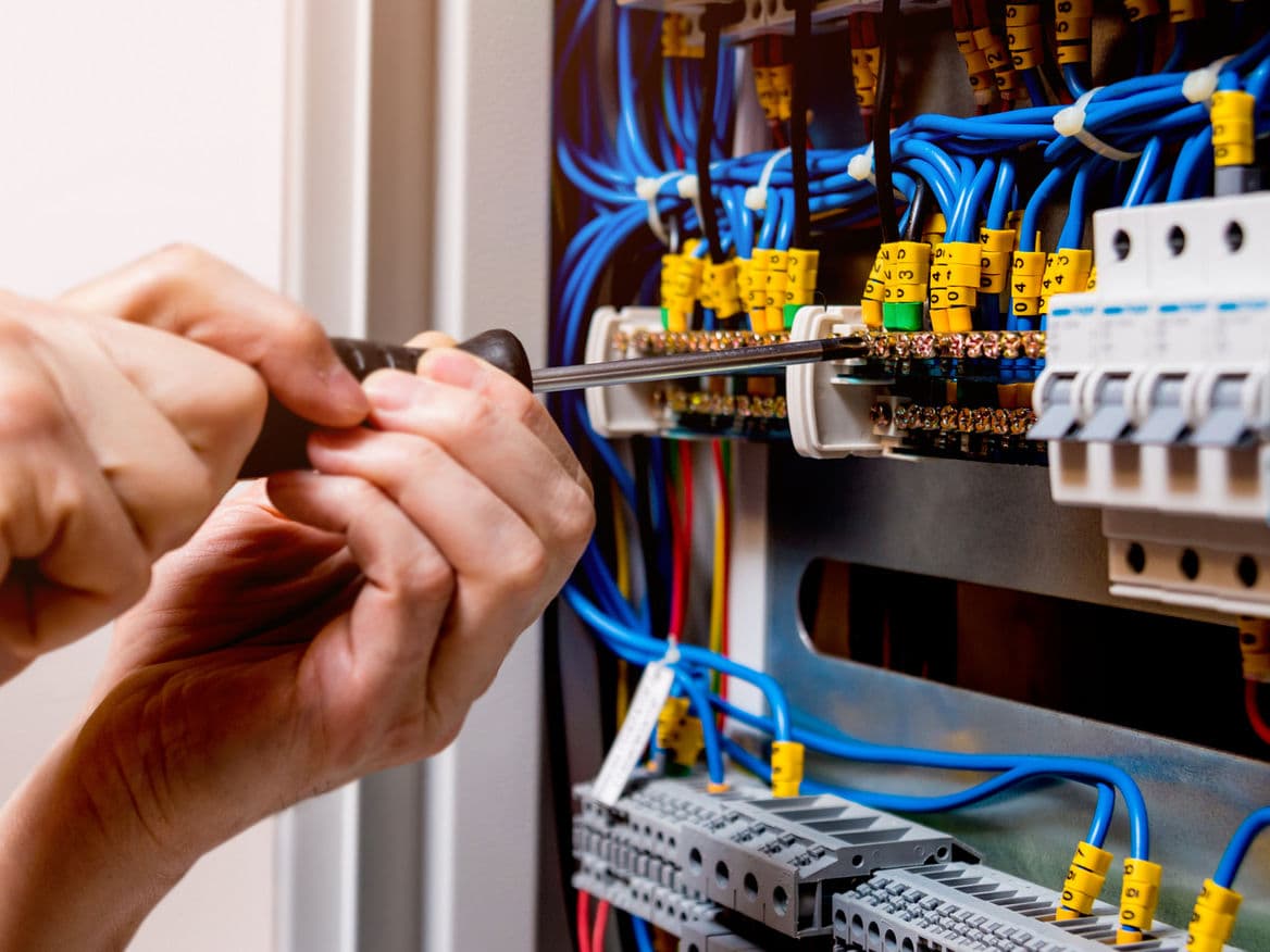 7 Señales de que tu Instalación Eléctrica Tiene Problemas (Y Cuándo Llamar al Electricista)